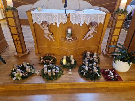 Adventkränze vor dem Altar im LPBZ Schloss Haus