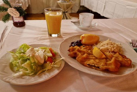 Schnitzel mit Salat beim Danke-Fest