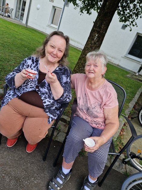 Zwei Bewohnerinnen mit Eis im Becher