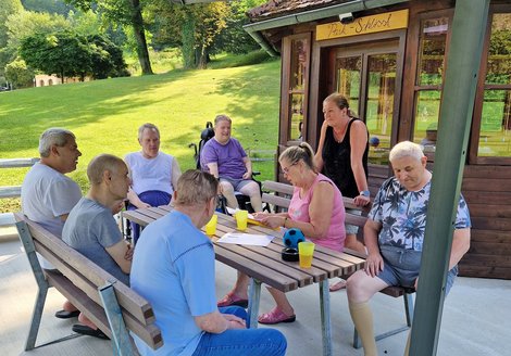 Gruppe am Gartentisch mit Getränken