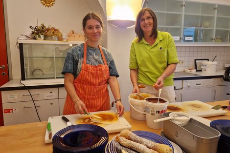 Fiona und Annemarie bestreichen die Palatschinken