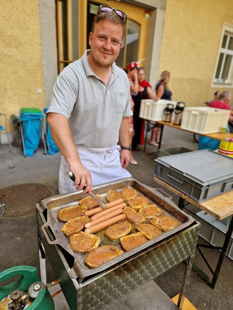 Koch beim Grillen