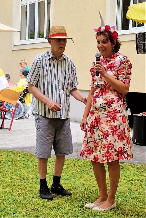 Dir. Daniela Braza-Horn bei Begrüßung und Bewohner