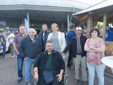 Fans von Schloss Haus vor dem Ambros-Konzert