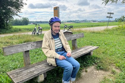 E-bike-Fahrer Siegfried Hoffmann auf Rastbank