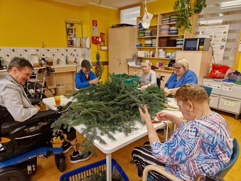 BewohnerInnen beim Kleinschneiden des Reisigs