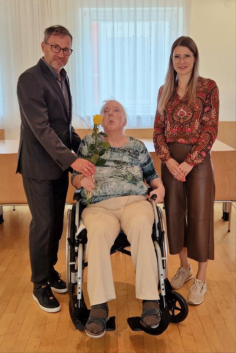 Sieglinde Walch wohnt seit 20 Jahren im LPBZ, neben ihr Dir. Konrad und Katrin Krenn