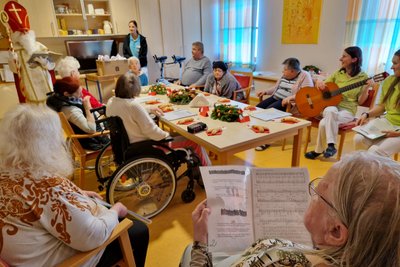 Nikolaus bei BewohnerInnen im Wohnzimmer