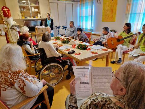 Nikolaus bei BewohnerInnen im Wohnzimmer