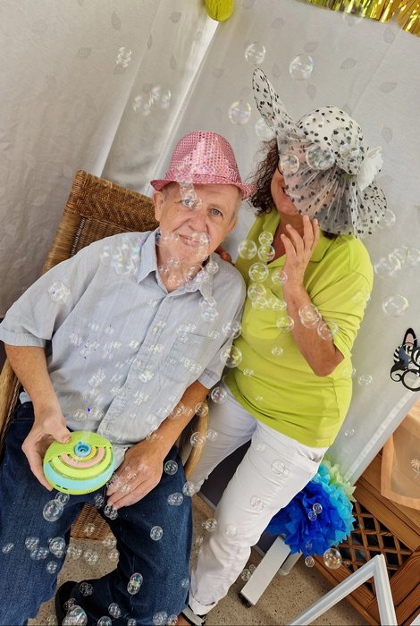 Zwei Personen in der Fotobox, LPBZ Schloss Gschwendt