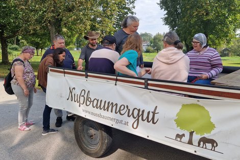 Bewohner steigen in Kutsche ein