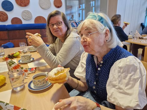 BewohnerInnen mit Kaffee und Bauernkrapfen