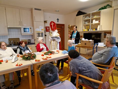 Nikolaus bei BewohnerInnen im Wohnzimmer