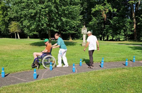 Mitarbeiterin mit 2 Bewohnern am Hindernisweg