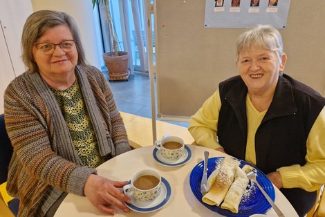 Bewohnerinnen genießen Palatschinken und Kaffee