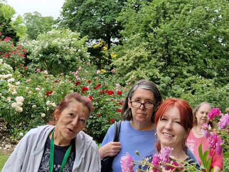Gruppenfoto vor Rosenbeet