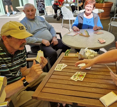 BewohnerInnen beim Kartenspielen