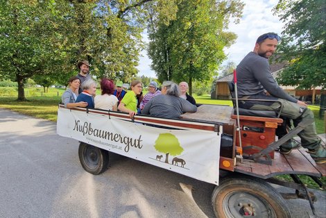 Bewohner am Wagen bei Kutschenfahrt