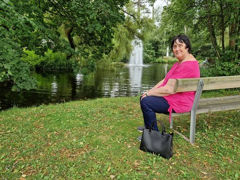 Bewohnerin auf Gartenbank