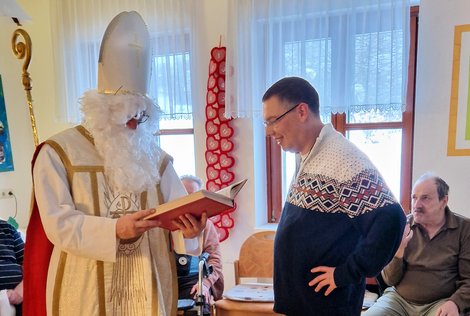 Nikolaus und Bewohner