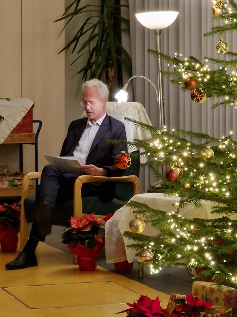 Thomas Hintersteiner liest Weihnachtsgeschichte.