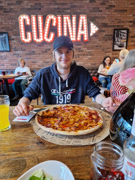 Zivi beim Pizza essen