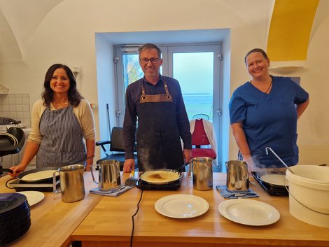 Verena König, Horst Konrad und Sabine Dworschak beim Palatschinkenbacken