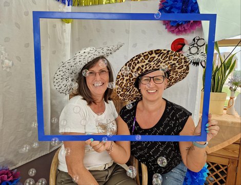 Behindertenpädagoginnen Annemarie und Kristina, Fotobox LPBZ Gschwendt