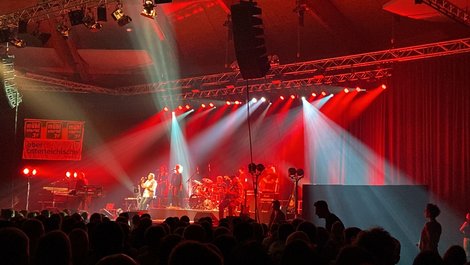 Bühne beim Konzert Wolfgang Ambros