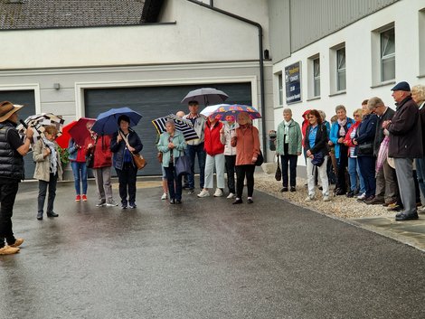 Gruppenfoto der ehrenamtlichen MitarbeiterInnen im Regen