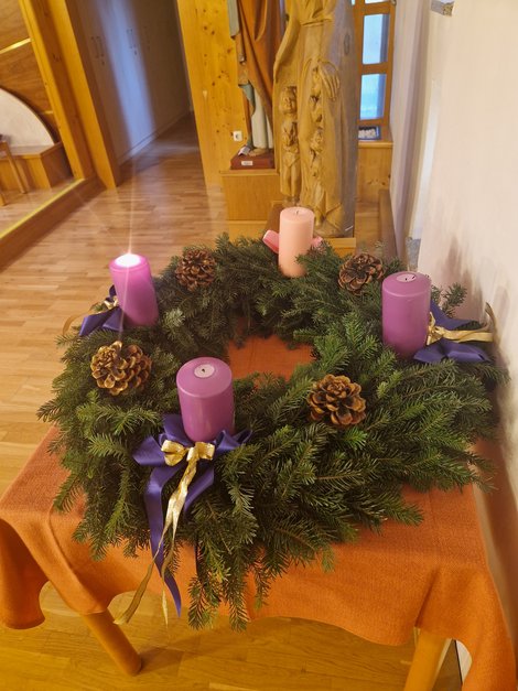 Adventkranz mit lila Kerzen