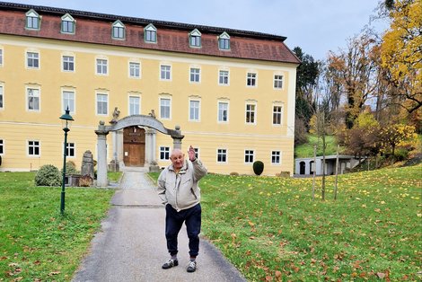 Bewohner winkt vor Schloss Haus