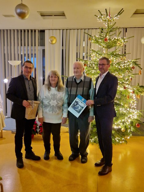 Edgar Holzknecht, zwei Interessensvertreter, Horst Konrad bei Spendenübergabe