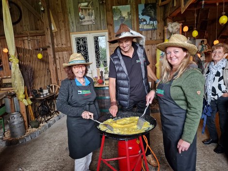 3 Personen braten Straußeneierspeis