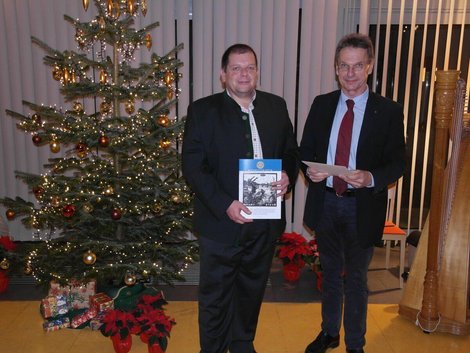 PD Günter Schwarzlmüller übernimmt Weihnachtsspende von Rotary-Präsident Peter Weigl.