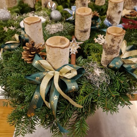 Adventkranz in grün-gold